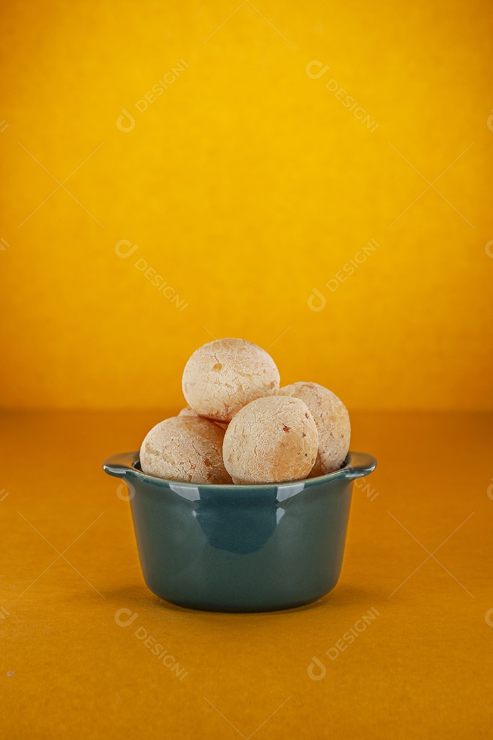 Pães de queijo sobre fundo isolado
