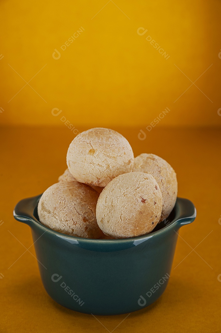 Pães de queijo sobre fundo isolado