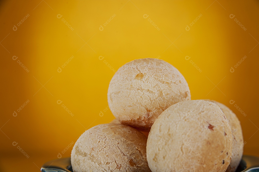 Pães de queijo sobre fundo isolado