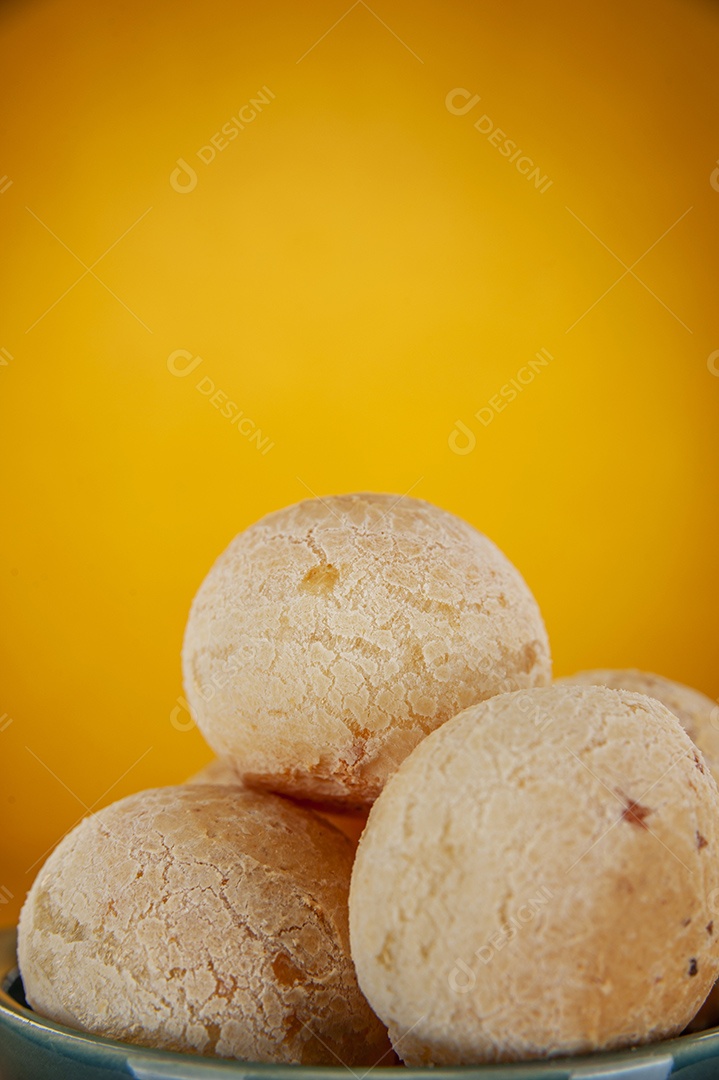 Pães de queijo sobre fundo isolado