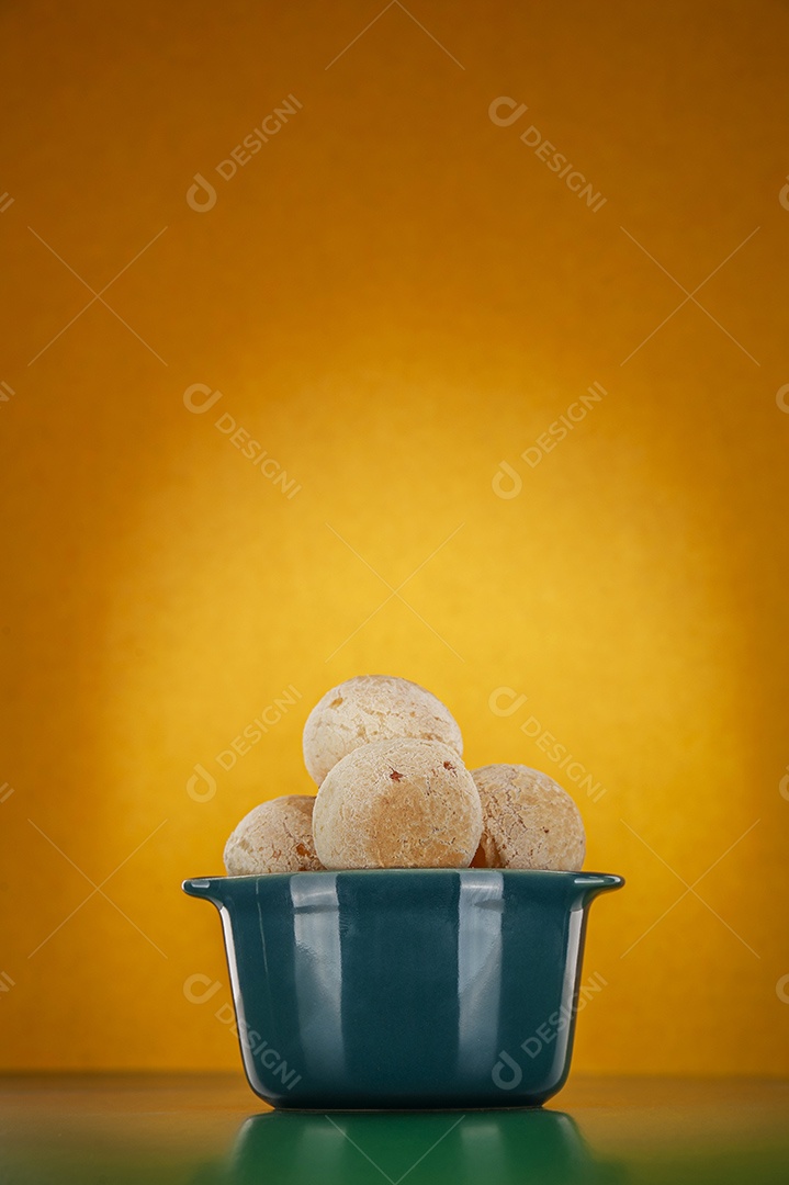 Pães de queijo sobre fundo isolado