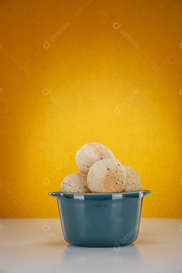 Pães de queijo sobre fundo isolado