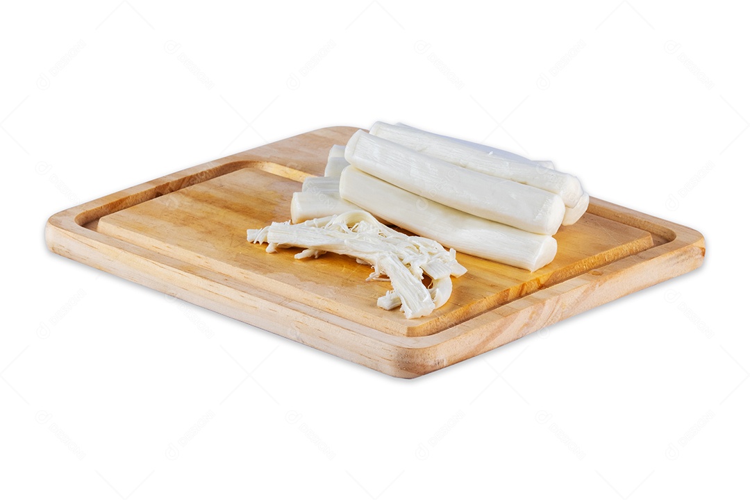 Palitos de mussarela de búfala temperados com pimenta no fundo branco.