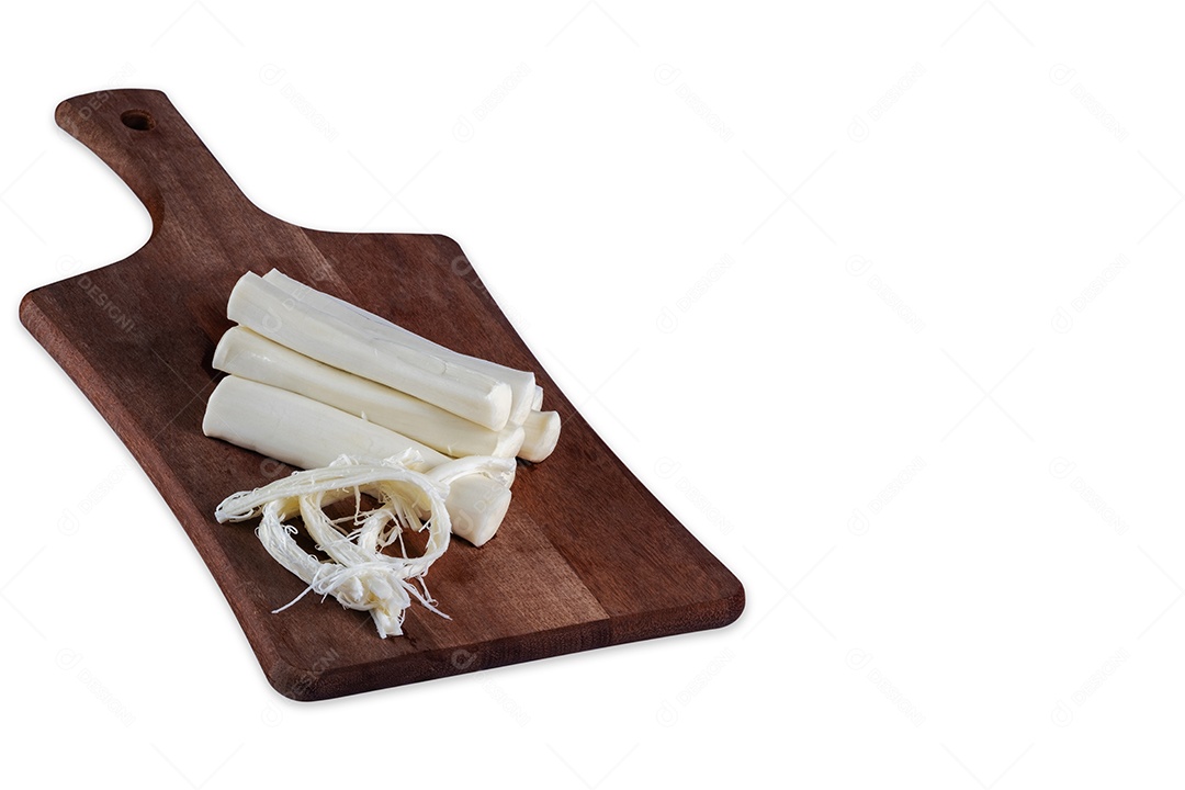 Varas de mussarela de búfala em uma tábua de corte de madeira no fundo branco.