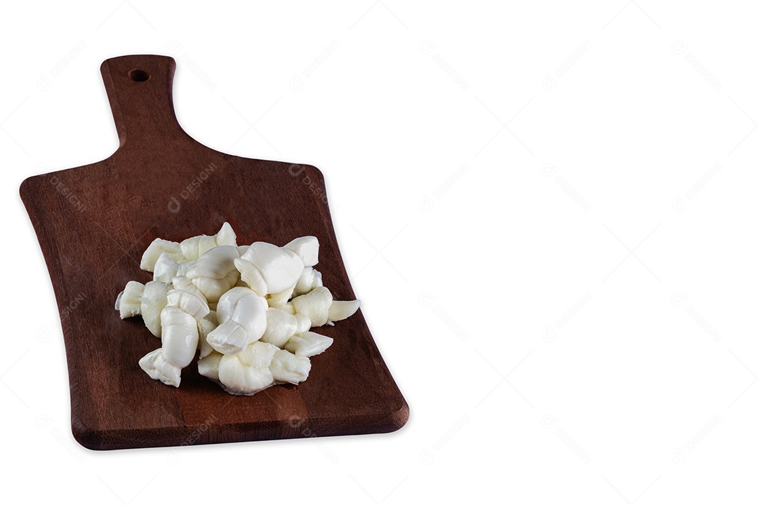 Mussarela de búfala na tábua de corte de madeira no fundo branco