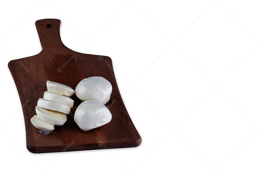 Mussarela de búfala na tábua de corte de madeira no fundo branco