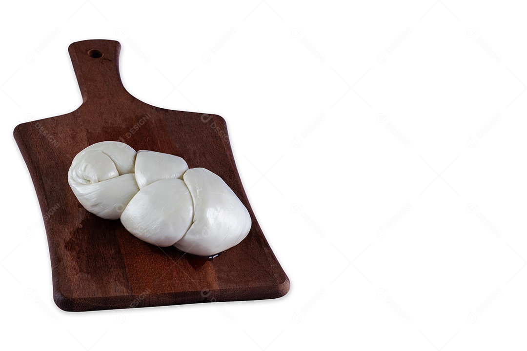 Mussarela de búfala na tábua de corte de madeira no fundo branco
