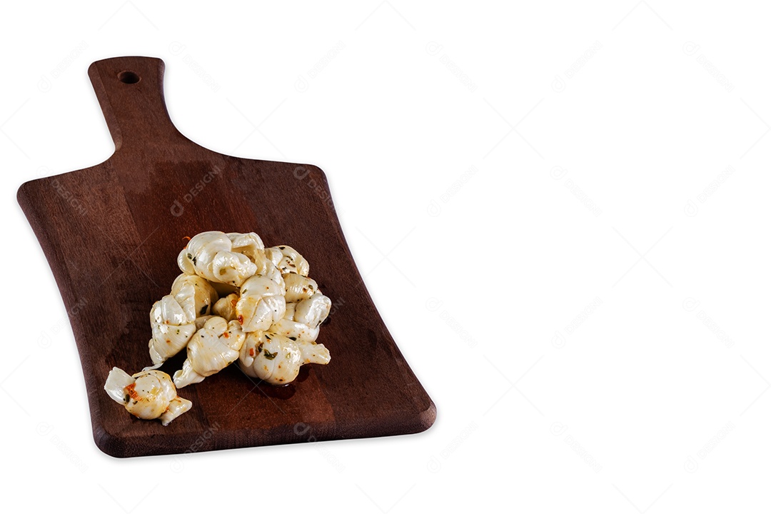 Mussarela de búfala temperada com pimenta na tábua sobre fundo branco.