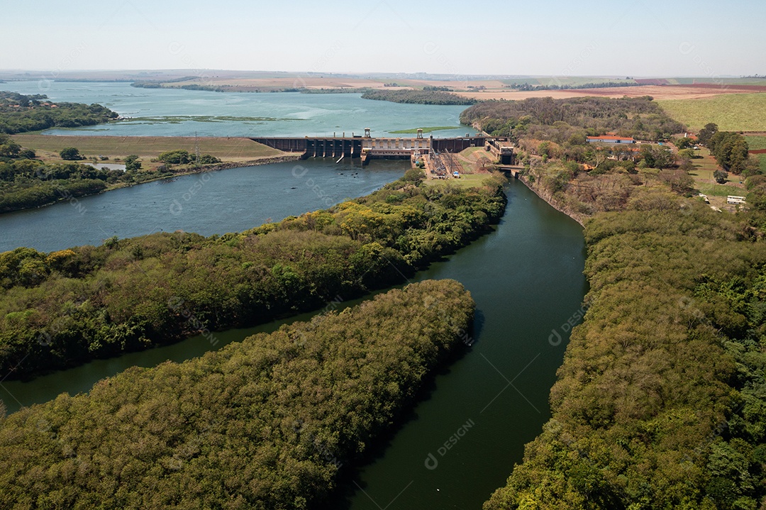 vista aérea do rio da hidrelétrica e eclusa da hidrovia Tietê-Paraná