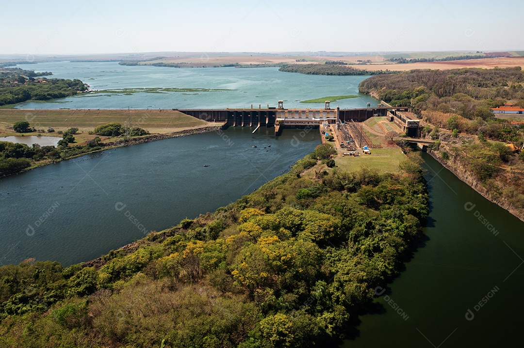vista aérea do rio da hidrelétrica e eclusa da hidrovia Tietê-Paraná