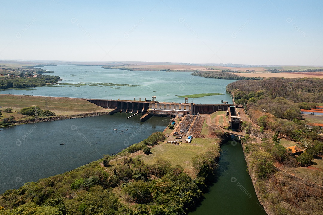 vista aérea do rio da hidrelétrica e eclusa da hidrovia Tietê-Paraná - drone view