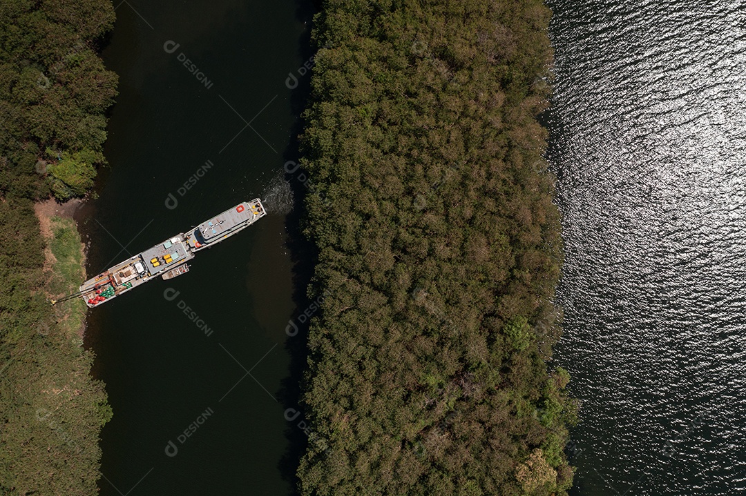vista aérea de um rebocador atracado na margem do canal que leva à eclusa para transpor o desnível do rio Tietê