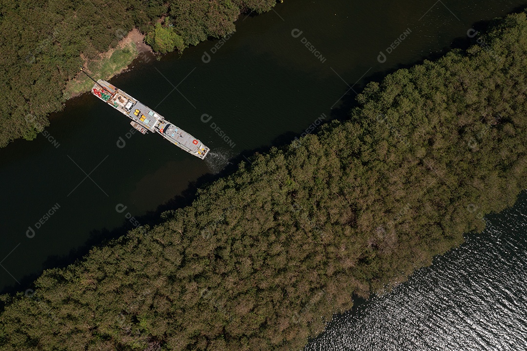 vista aérea de um rebocador atracado na margem do canal que leva à eclusa para transpor o desnível do rio Tietê