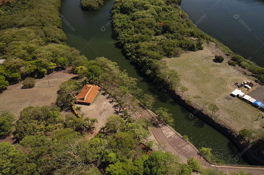 vista aérea do canal de entrada para a eclusa