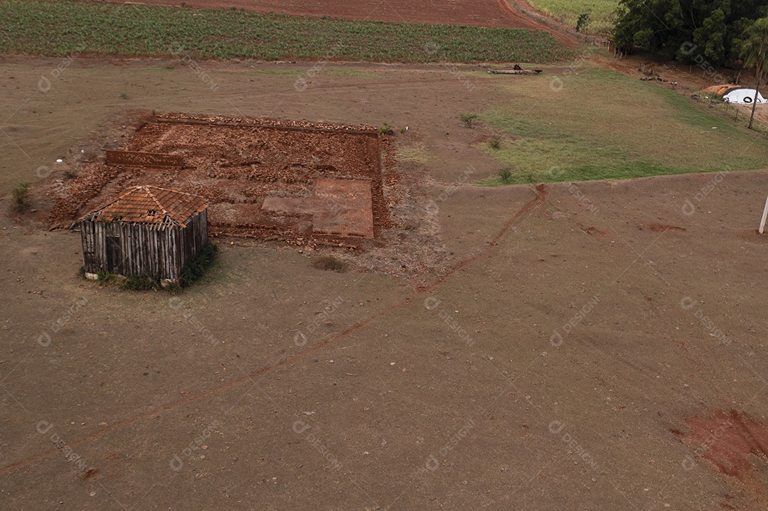 Antigo galpão de madeira que servia para armazenar produtos agrícolas.