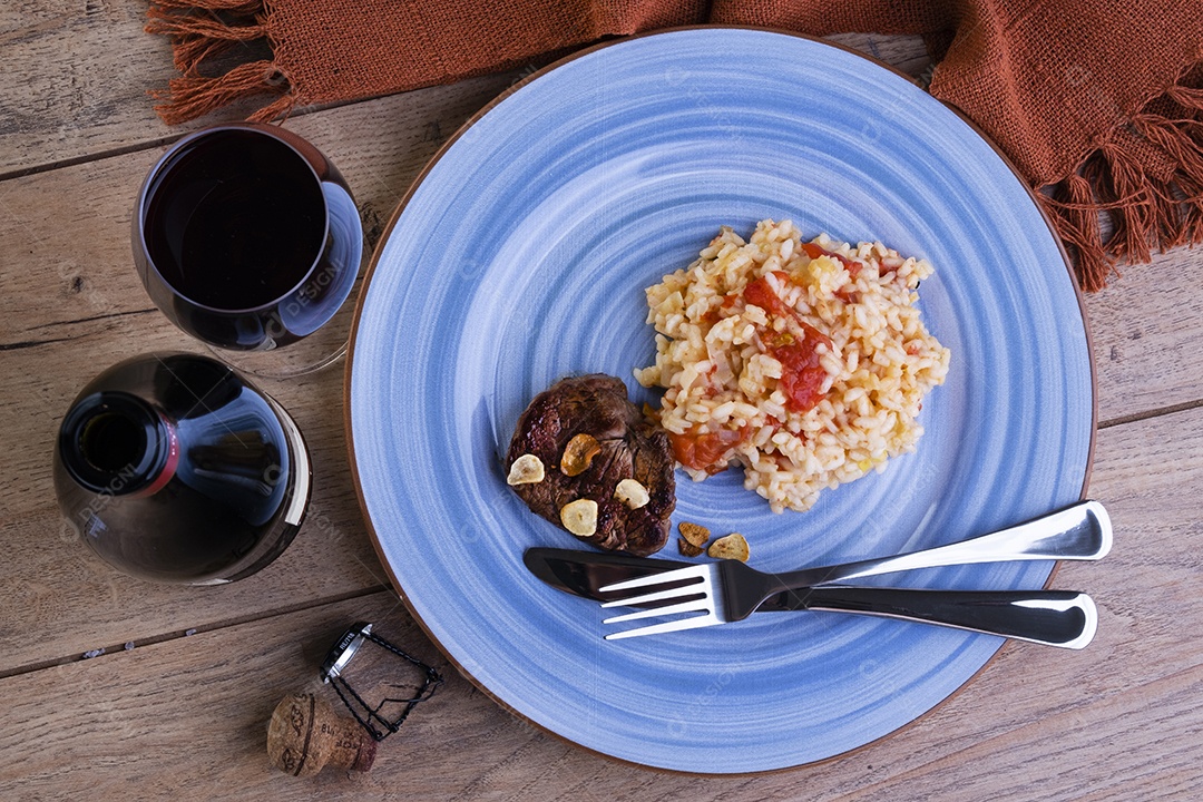 Risoto de tomate com alho-poró e limão siciliano e garrafa e taça de espumante - vista de cima