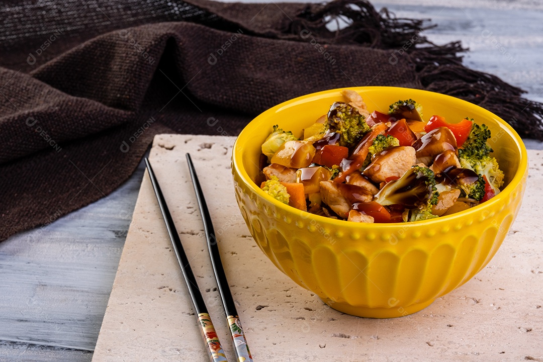yakissoba de frango na tigela amarela
