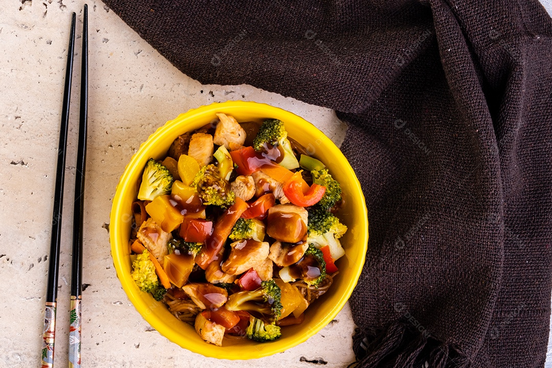 yakissoba de frango na tigela amarela