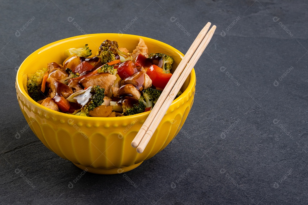 yakissoba de frango na tigela amarela