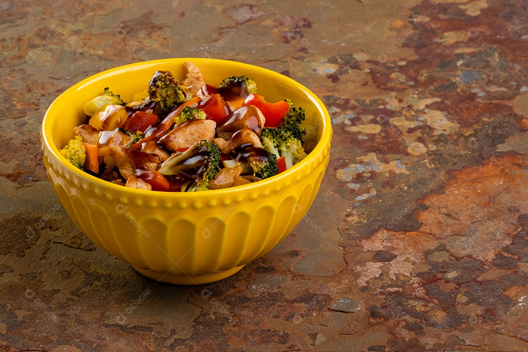 yakissoba de frango na tigela amarela