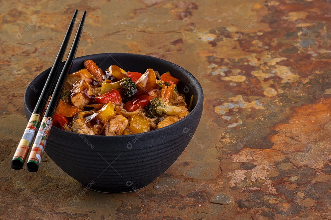 yakissoba de frango em tigela de cerâmica preta