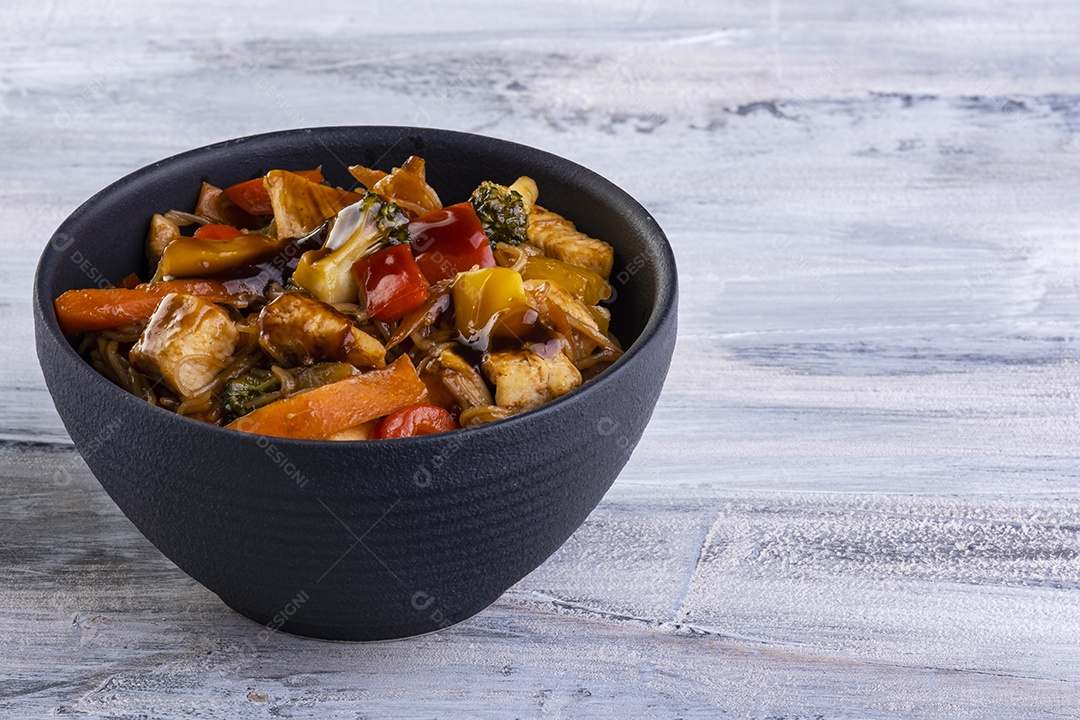 yakissoba de frango em tigela de cerâmica preta.