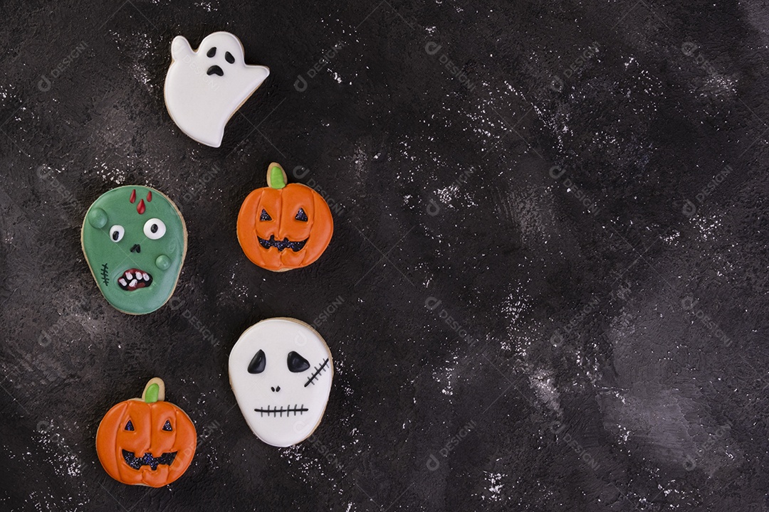 Biscoitos de halloween em fundo escuro