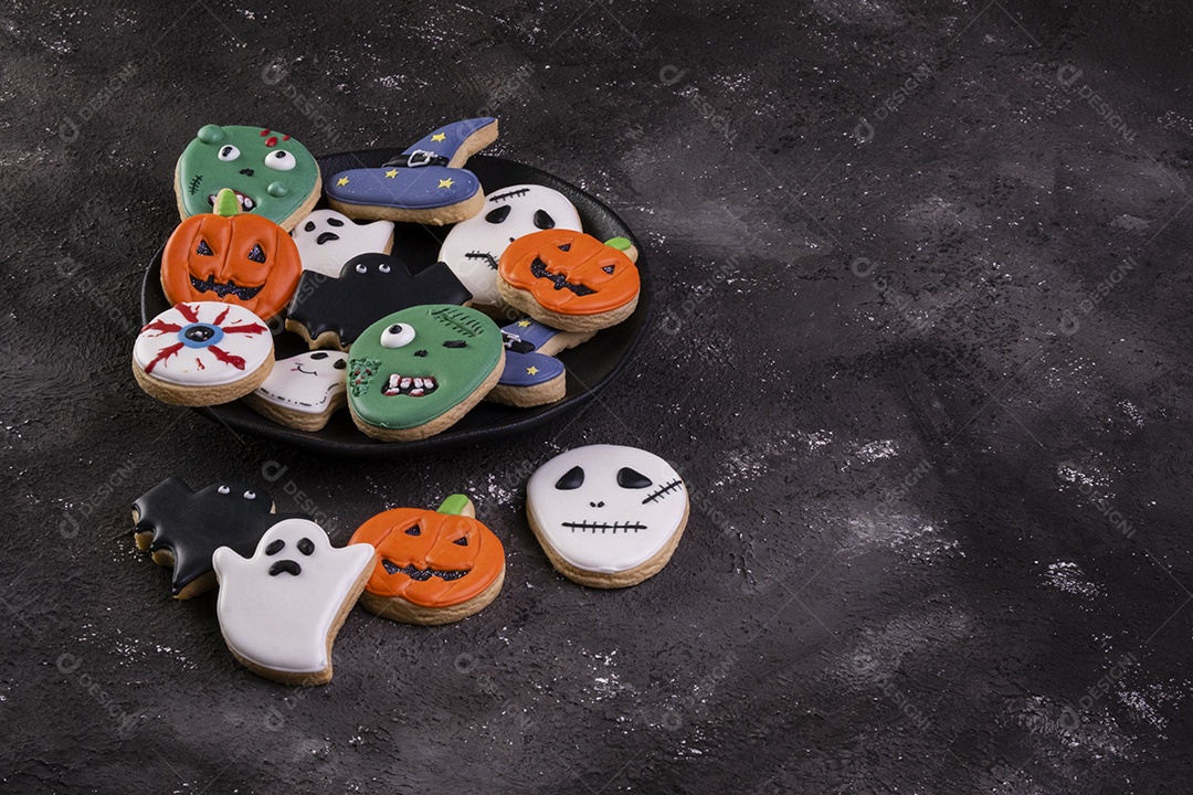 Biscoitos de halloween em fundo escuro