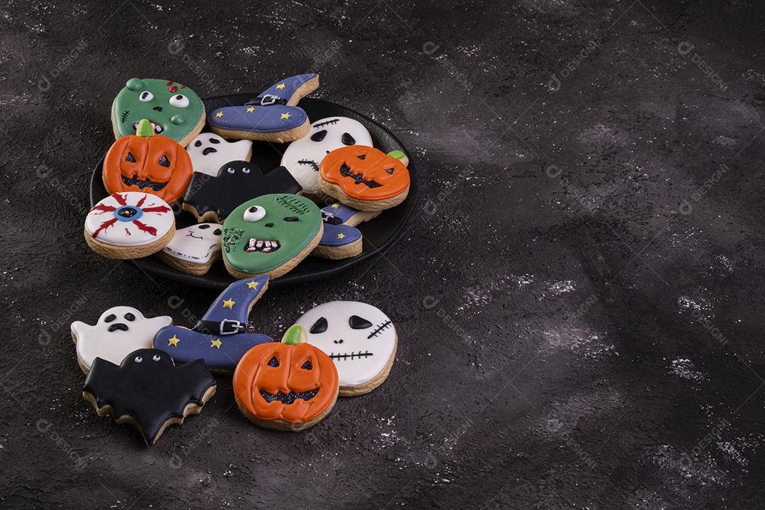 Biscoitos de halloween em fundo escuro