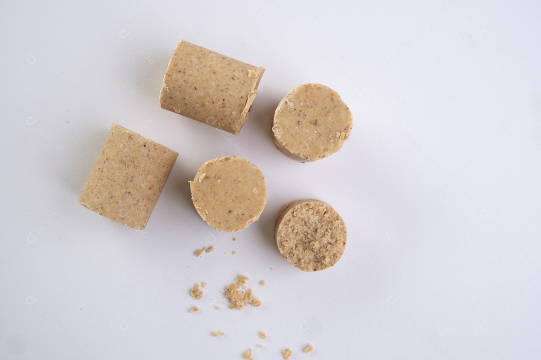 Doces feitos de amendoim conhecido no Brasil como paçoca em um fundo branco