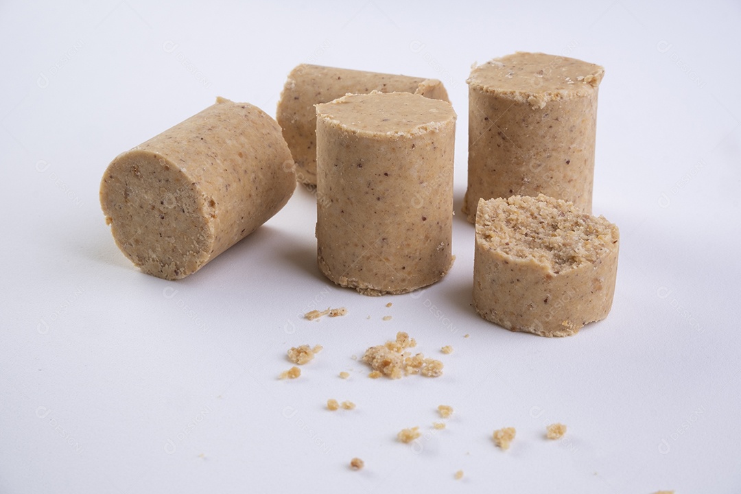 Doces feitos de amendoim conhecido no Brasil como paçoca em um fundo branco