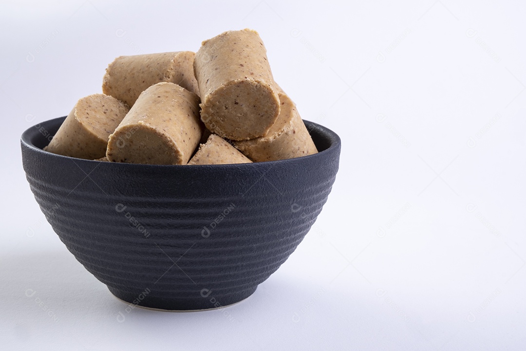 Recipiente de cerâmica com doces de amendoim conhecidos no Brasil como paçoca.