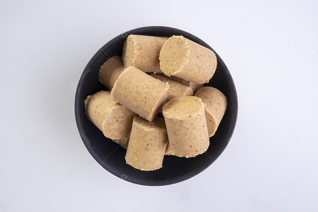 Recipiente de cerâmica com doces de amendoim conhecidos no Brasil como paçoca.