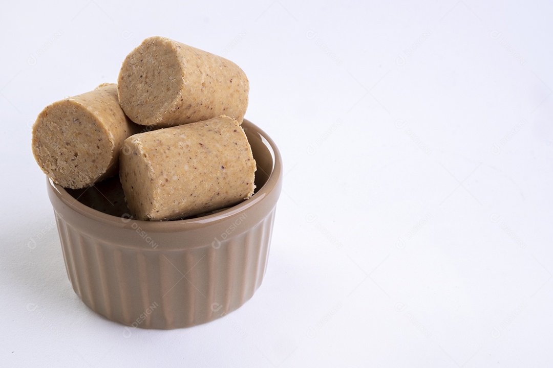 Recipiente de cerâmica com doces de amendoim conhecidos no Brasil como paçoca.