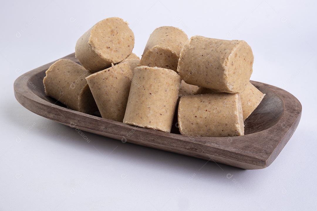 Recipiente de madeira com doces de amendoim conhecido no Brasil como paçoca.