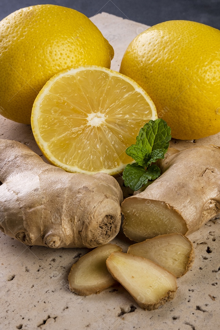 Limão siciliano, gengibre e hortelã sobre pedra mármore branca