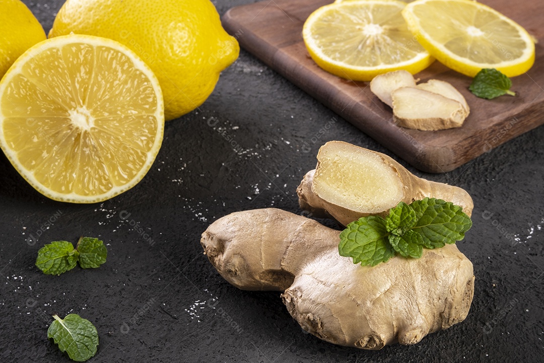 Limão siciliano, gengibre e hortelã sobre pedra mármore branco.