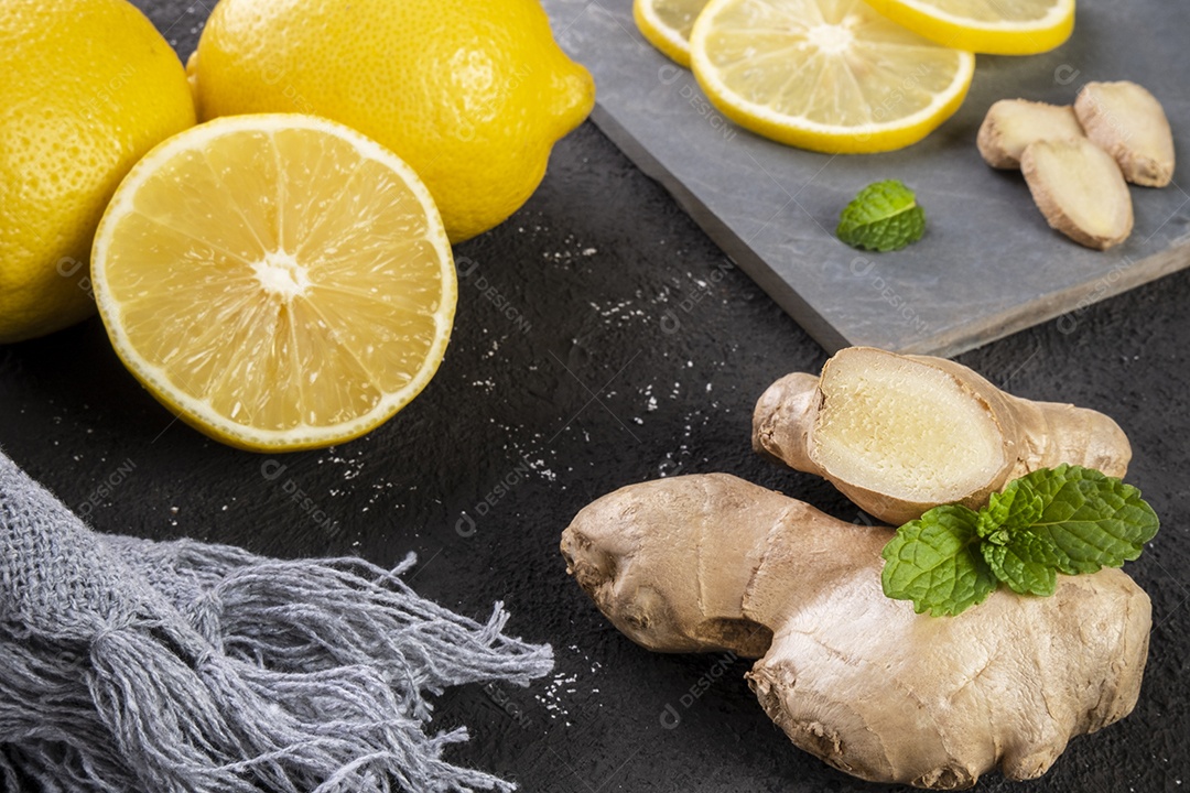 Limão siciliano, gengibre e hortelã sobre pedra ardósia