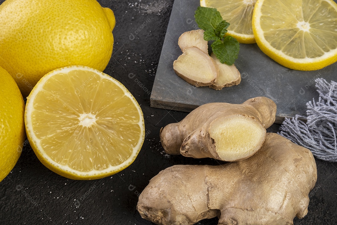 Limões sicilianos em pedra ardósia com gengibre e folhas de hortelã