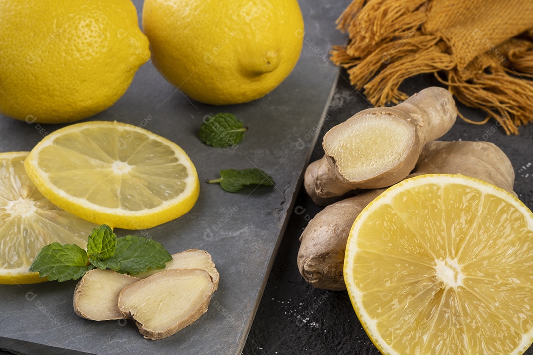 Limão siciliano, gengibre e hortelã sobre pedra ardósia