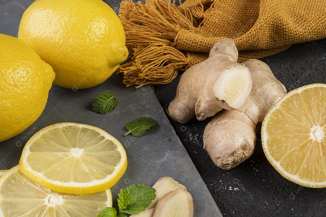 Limões sicilianos em pedra ardósia com gengibre e folhas de hortelã