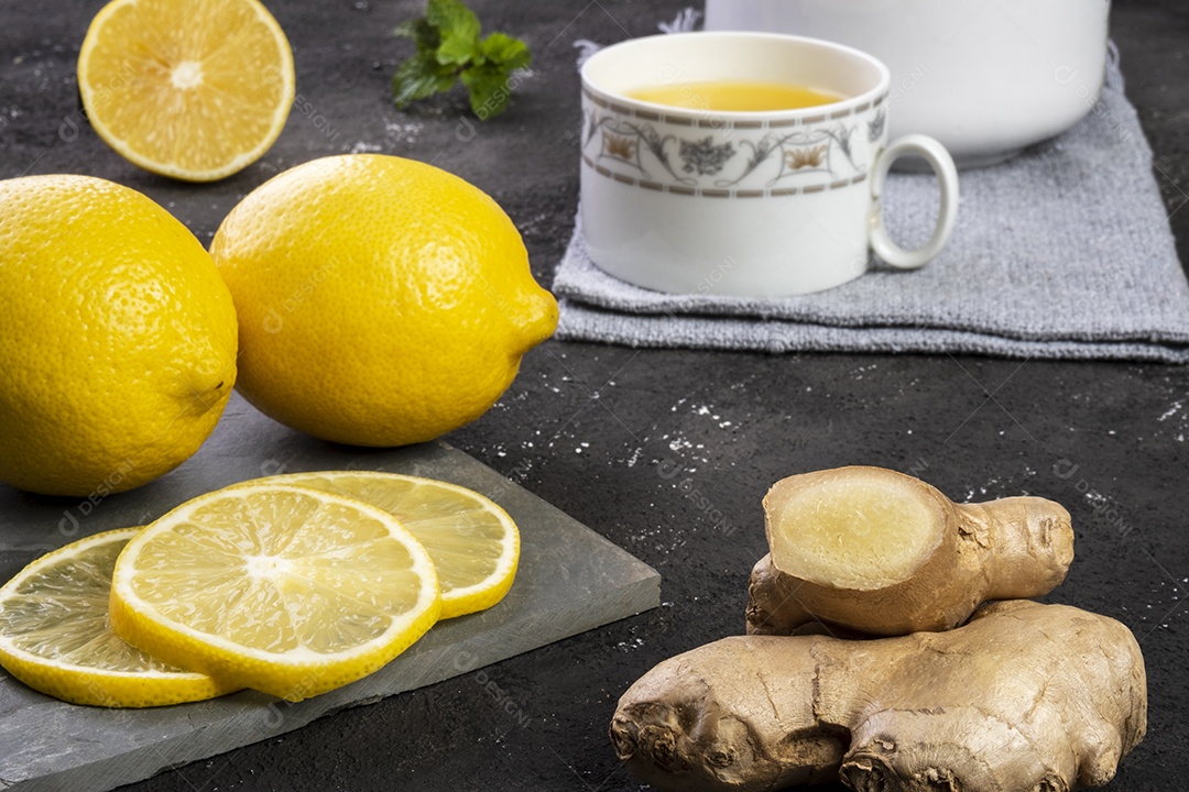 Chá de limão siciliano com gengibre e folhas de hortelã em pedra ardósia