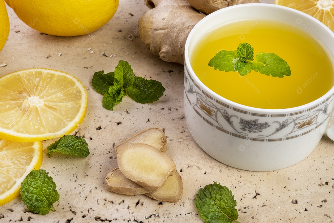 Folhas de chá de limão siciliano, gengibre e hortelã em pedra de mármore branco