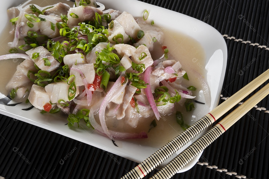 Ceviche de tilápia com cebola roxa