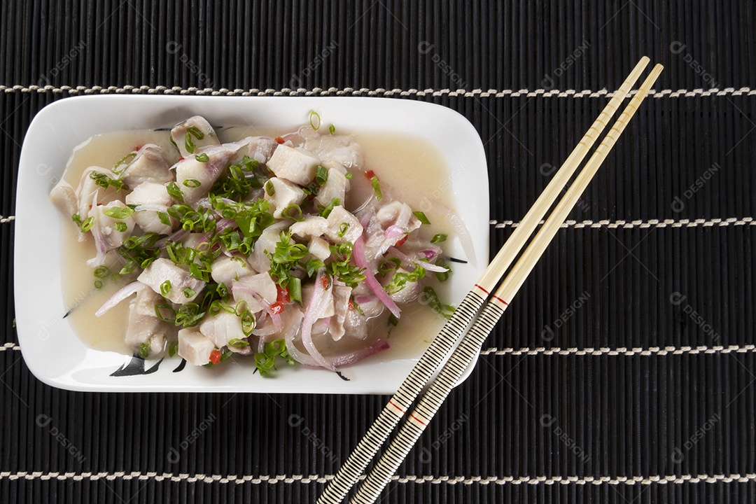Ceviche de tilápia com cebola roxa