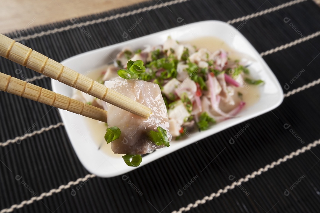 Ceviche de tilápia com cebola roxa