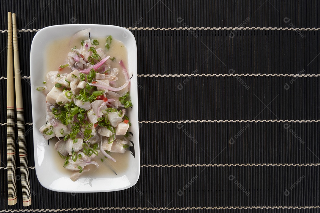 Ceviche de tilápia com cebola roxa