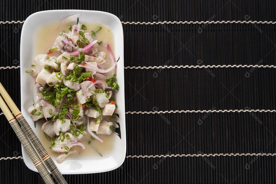 Ceviche de tilápia com cebola roxa