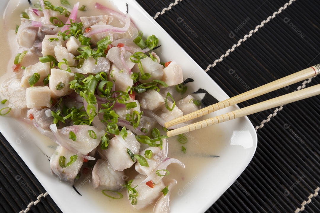 Ceviche de tilápia com cebola roxa