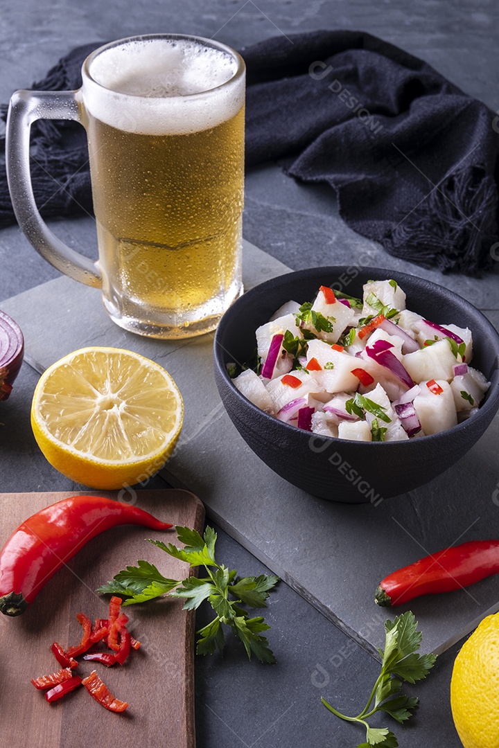 Uma tigela de ceviche e uma caneca de cerveja gelada